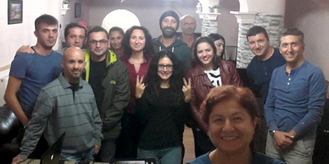 İç mekanda kalabalık bir grubun toplu pozu.