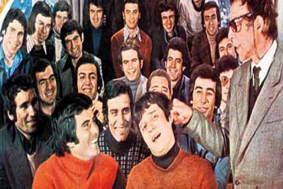 Eski bir okul sınıfının siyah beyaz toplu fotoğrafı.