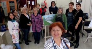 Resim kursunda şövaleler önünde toplu halde poz veren kadınlar