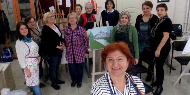 Resim kursunda şövaleler önünde toplu halde poz veren kadınlar