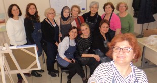 Önlüklü kadınlar grubu bir arada selfi çekiyor