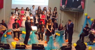 Sahnede gençlik korosu ve orkestra konser veriyor