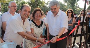 Açık havada resim sergisi açılışında kurdele kesme töreni