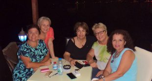 Gece restoranda masa başında oturan beş kişilik grup