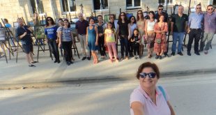 Sergi açılışında toplu grup fotoğrafı