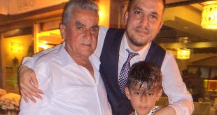 Kafede üç kuşaktan oluşan ailenin pozu