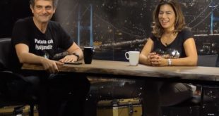 TV programında masa başında söyleşi yapan iki kişi
