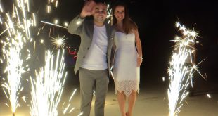 Kına gecesinde maytap ışıkları önünde poz veren çift