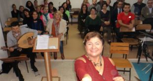 Konservatuvarda enstrüman çalan kadın ve dinleyen öğrenciler