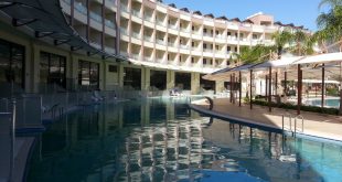 Otel havuzunda binanın yansıması