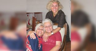 Kenarları bulanıklaştırılmış efektle iki kadının birlikte çekilmiş portresi