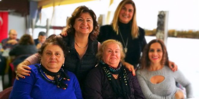 İstanbul'da açık hava kafesinde dört kadının grup pozu