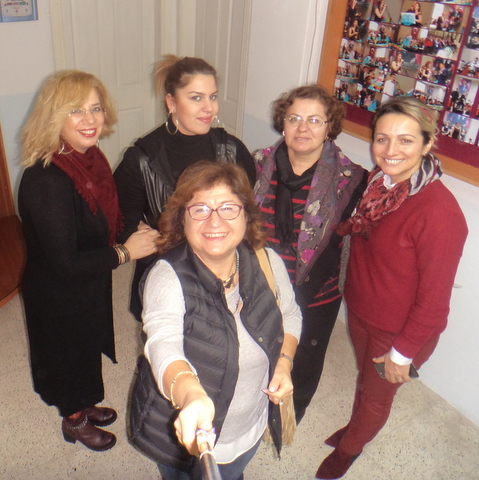 Sinop Belediyesi Konservatuvarı'nda selfie çeken kadın grubu