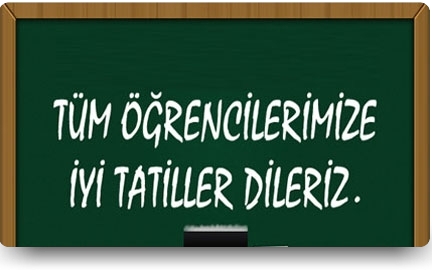 Tüm öğrencilere iyi tatiller dileyen yeşil yazı tahtası