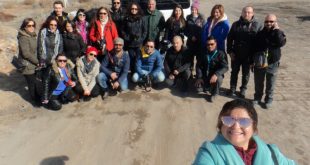 Nevşehir gezisinde kırsal arazide toplanan büyük grup