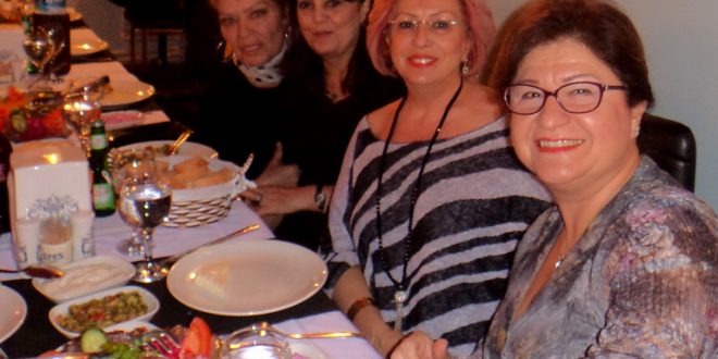 Nihavent Restaurant'ta akşam yemeği masasında bir arada dört kadın