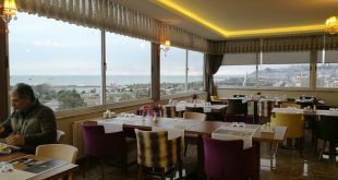 Samsun Polisevi restoranının deniz manzaralı iç mekanı