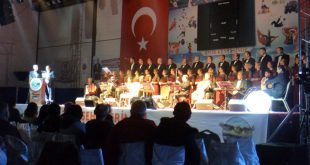 Bahçeşehir Musiki Derneği konserinde sahnede performans sergileyen koro