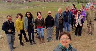 Doğuca Köyü'nde tarla kenarında poz veren gezi grubu