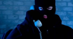 Telefon dolandırıcılığını simgeleyen maskeli bir kişi görseli