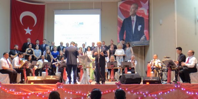 Bahar Konseri'nde sahnede performans sergileyen orkestra ve koro