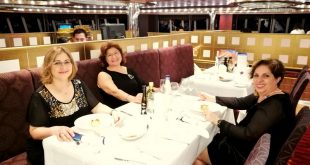 Gemi restoranında masa başında oturan üç kadın