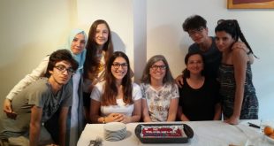 Veda partisinde bir arada poz veren grup