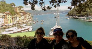 Portofino limanının üzerinde ağaç gölgesinde poz veren üç kadın