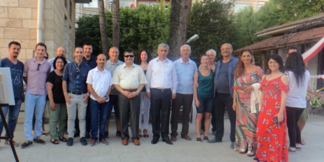 Ağaçlar önünde toplu halde çekilmiş büyük bir grup fotoğrafı