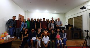 Salonda düzenlenen açılış toplantısında toplu grup fotoğrafı