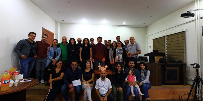 Salonda düzenlenen açılış toplantısında toplu grup fotoğrafı