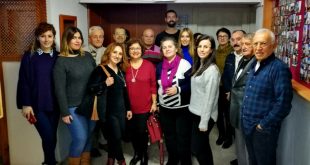 Fotoğraflarla süslü konservatuvar koridorunda duran bir grup