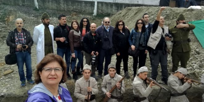 Boyabat'ta tarihi kostümlü canlandırma grubuyla verilen poz
