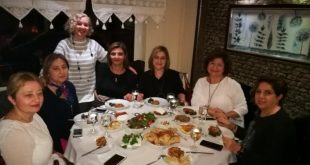 8 Mart Dünya Kadınlar Günü'nde restoran masasında toplanan kadınlar grubu