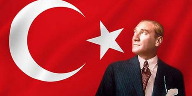 Türk bayrağı üzerinde Atatürk portresini gösteren afiş
