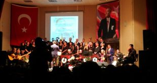 Türk Halk Müziği korosunun sahnede konser verirken görüntüsü