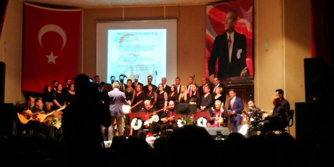 Türk Halk Müziği korosunun sahnede konser verirken görüntüsü