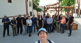 Abdullah Derici Konağı önünde toplanan kalabalık ziyaretçi grubu