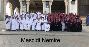 Mescid-i Nemire önünde toplanan kalabalık hacı grubu