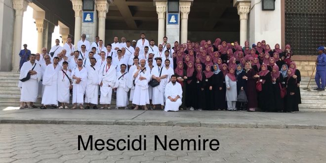 Mescid-i Nemire önünde toplanan kalabalık hacı grubu