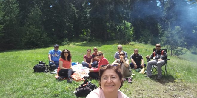 Sifad köy gezisinde ateş başında piknik yapan grup
