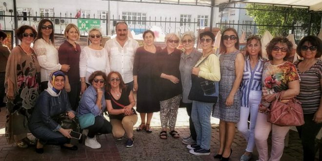 Açık havada bahçede poz veren kalabalık kadın grubu