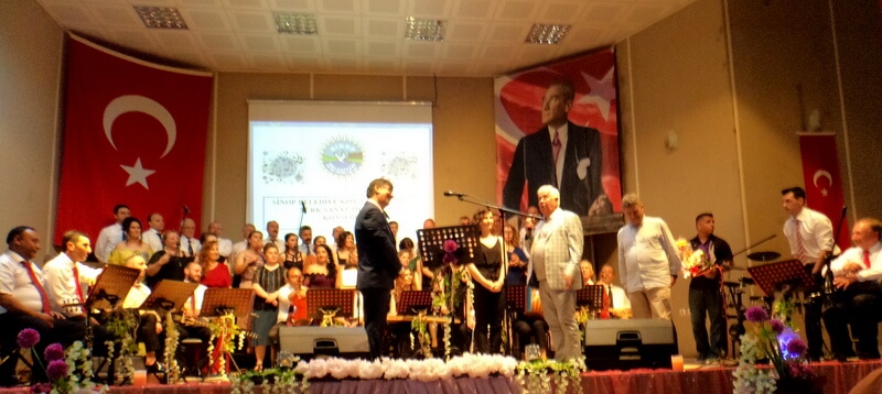 T.S.M. konserinde sahnede performans veren koro ve orkestra