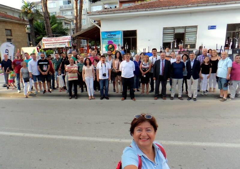 Sifad 23. Fotoğraf Sergisi'nde sokakta çekilen toplu selfie