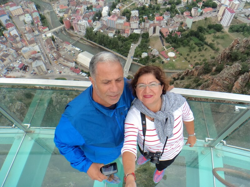 Torul cam terasta kasabayı arkalarına alarak selfie çeken çift