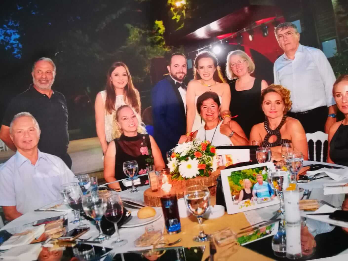 Düğün yemeğinde restoran masasında toplanan kalabalık grup