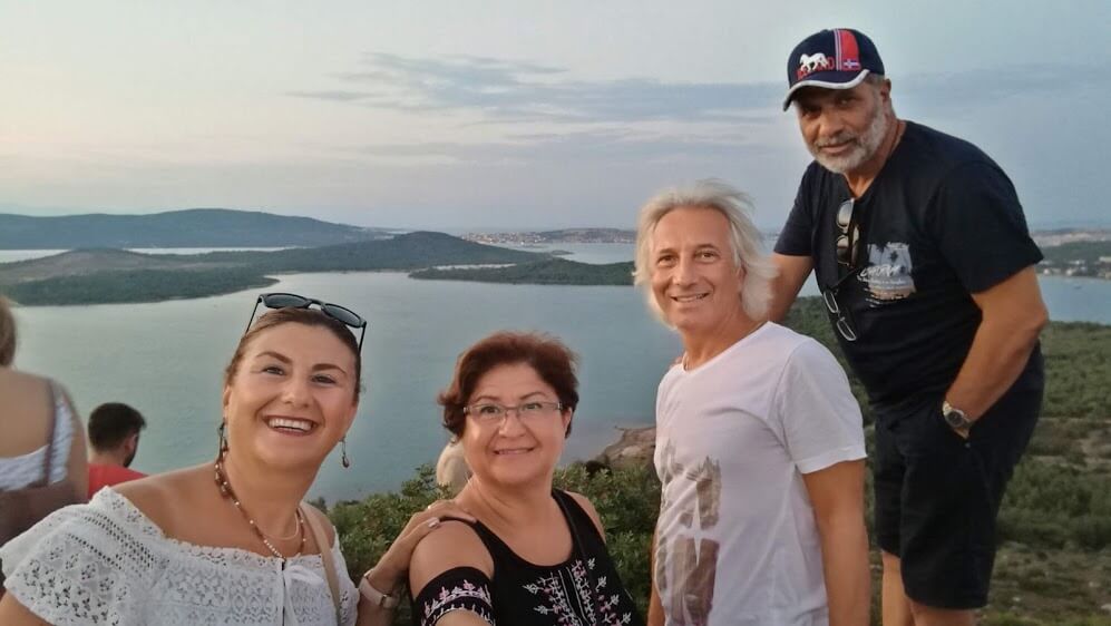 Şeytan Sofrası'nda koy manzarası eşliğinde poz veren dört kişi.