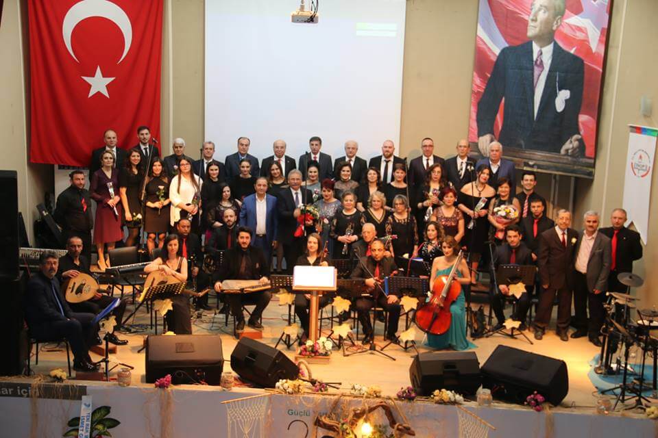 Sinop Belediye Konservatuvarı kış konserinde sahnede performans sergileyen koro ve orkestra.