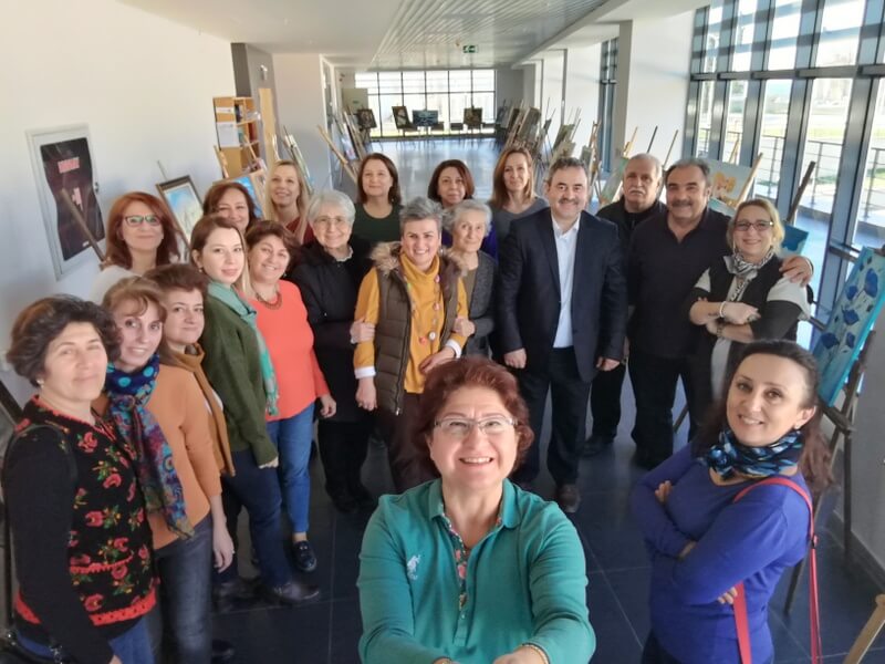 Kadınlar Günü sergisinde toplanan kalabalık bir grup.