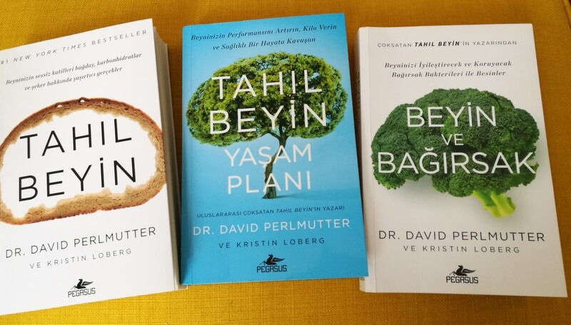 Dr. David Perlmutter'ın Tahıl Beyin serisinden üç kitabın kapakları.